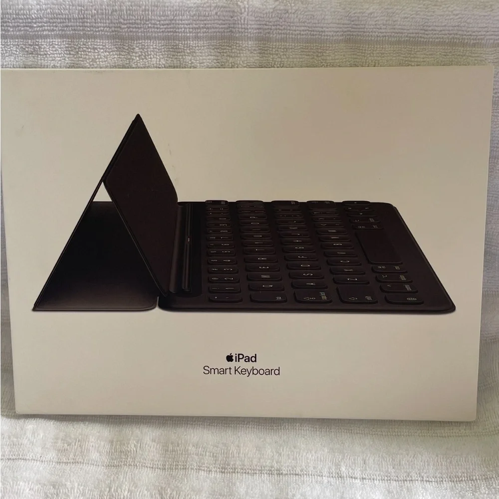 Apple iPad Smart Keyboard - Black - BRAND NEW with opened box